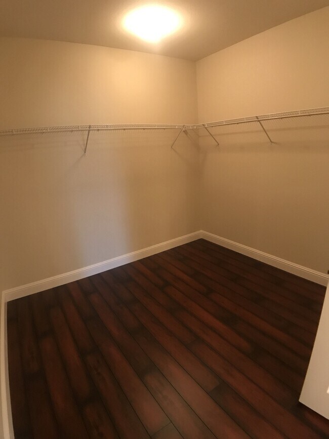 Building Photo - Gorgeous NW Home 4 Bed/3 Bath $2,800 Depos...