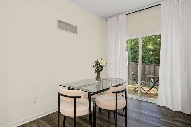 Building Photo - Furnished 3-Bed Townhouse in Durham