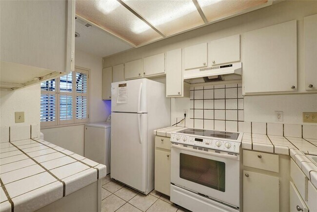 Building Photo - 7122 Wood Hollow Dr