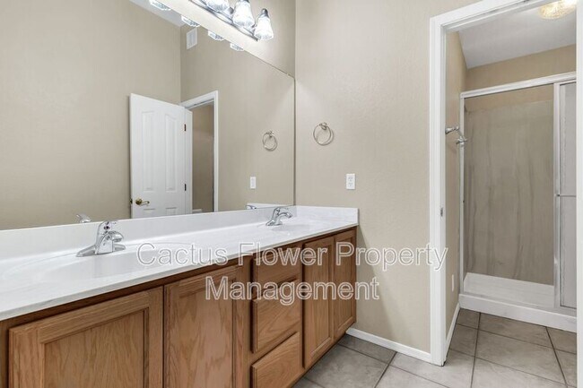 Building Photo - 2524 N Sunrise