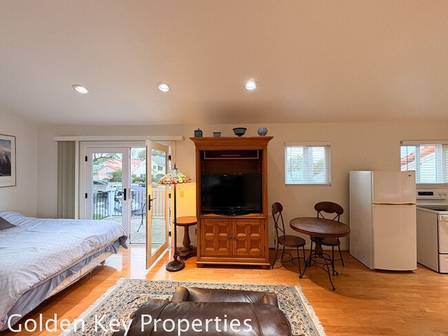 Building Photo - Welcome to this spacious granny flat located in charming Olde Carlsbad!