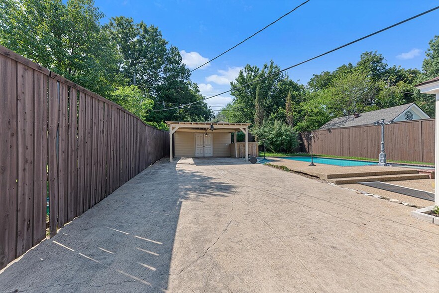 Building Photo - North Oak Cliff home with pool, spa & back...
