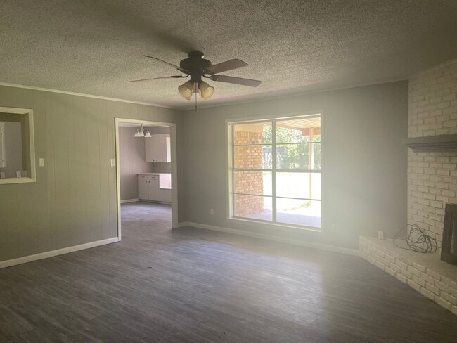 Building Photo - 3/2/2 SHISD Fenced Yard and Pet Friendly