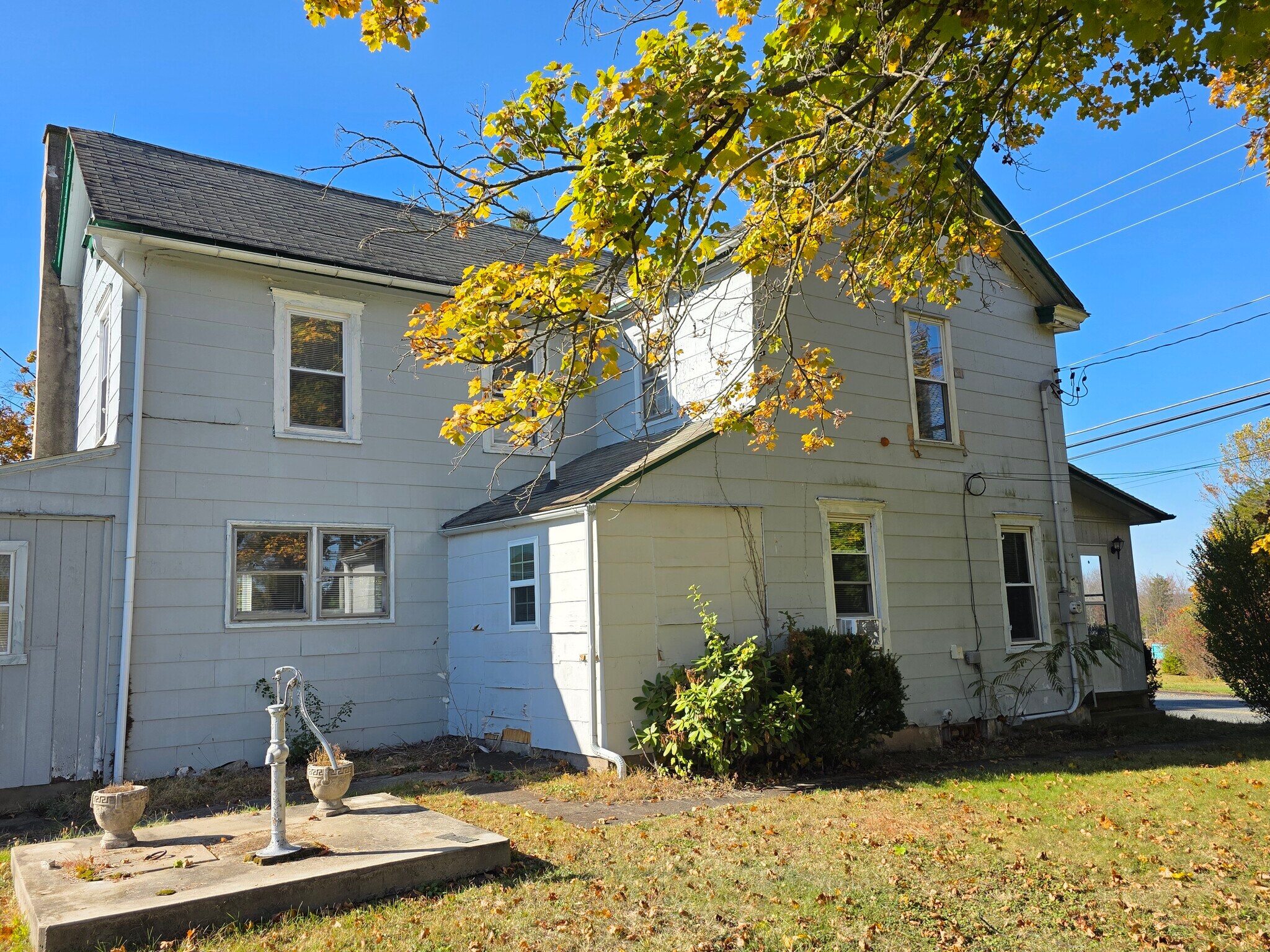 Building Photo - 2215 N Main St