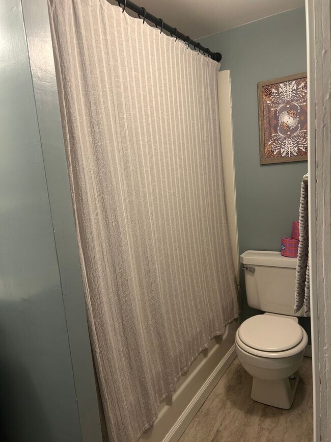 Building Photo - 1802 W 3rd St