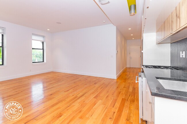 Primary Photo - 1625 Putnam Ave