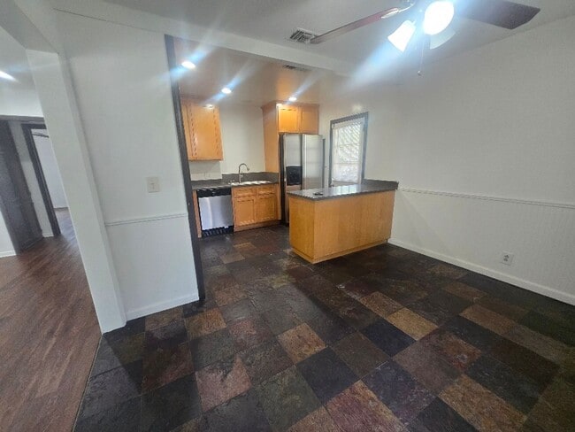 Building Photo - 2 Bedroom in La Crescenta