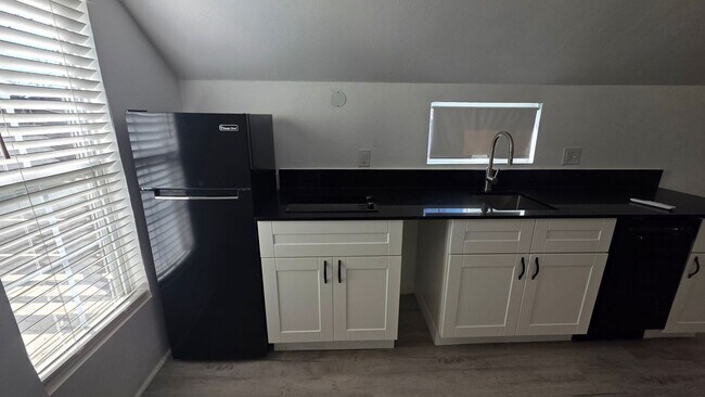 Building Photo - Norman Studio Apartment