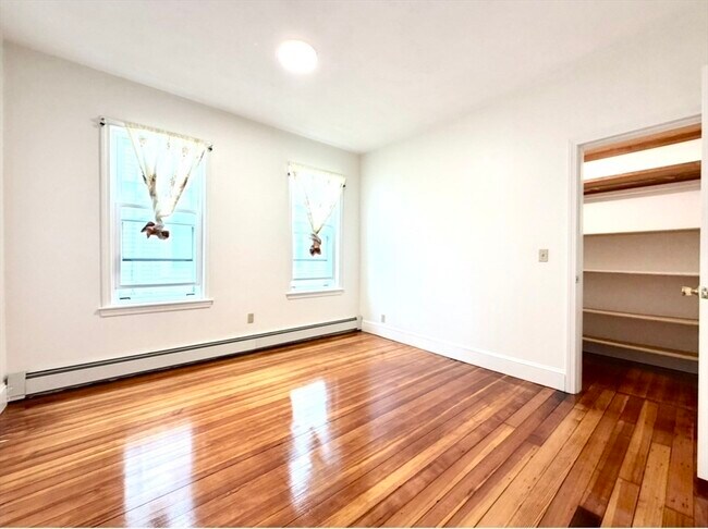 Building Photo - 1129 Saratoga St