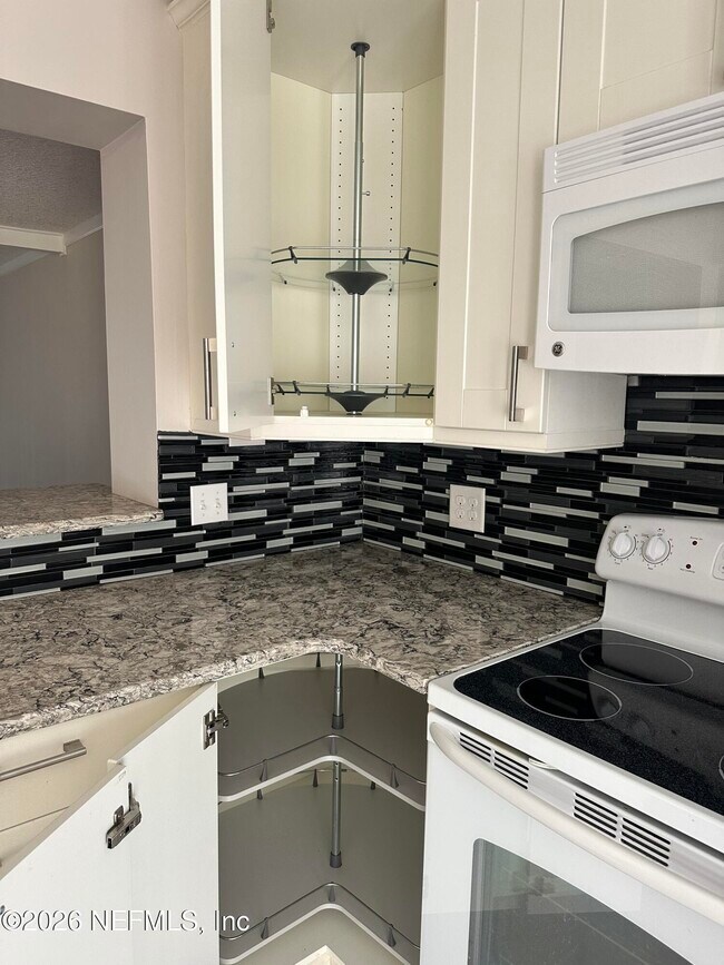Building Photo - 7867 Bahia Vista Ct