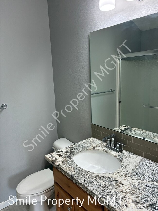 Building Photo - A beautiful 3 bedrooms and 2.5 bathrooms townhouse located in in Milwaukie city.