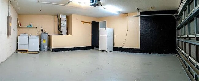 Building Photo - Highland Chase Three Bedroom, Updated Kitchen and Large Patio