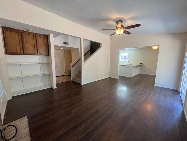 Building Photo - Spacious 3bed 2.5bath 2 story home available now!