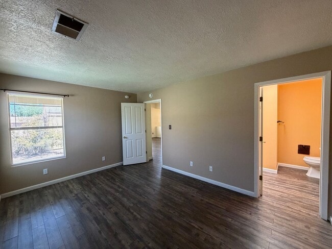 Building Photo - 2 Bedroom Single Story Home Available Near Unser Blvd NE & Northern Blvd NE in North Hills Rio Ra...