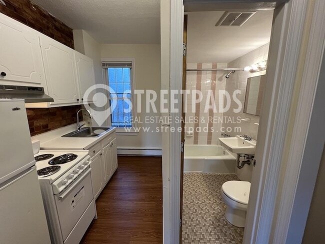 Building Photo - bedroom in Boston MA 02130
