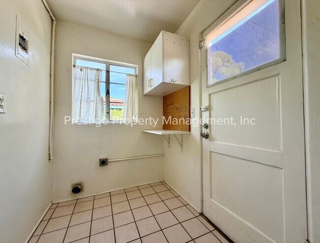 Building Photo - Spacious With Vintage Charm- 2/1 Centrally Located and Waiting For You!