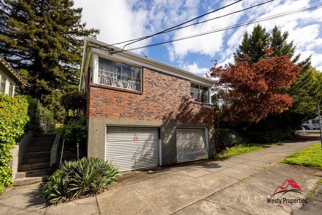 Building Photo - 1811 SE Salmon St