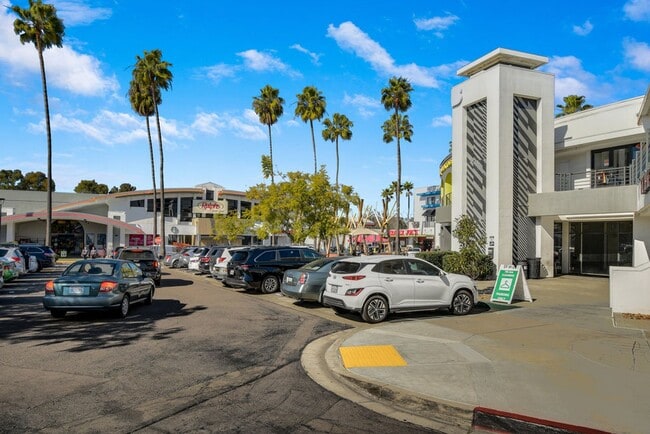 Building Photo - 2 bedroom 2 bathroom condo in Uptown District!