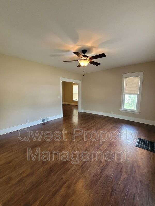 Building Photo - 932 Crescent St NE