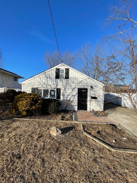 Building Photo - 176 Hicksville Rd