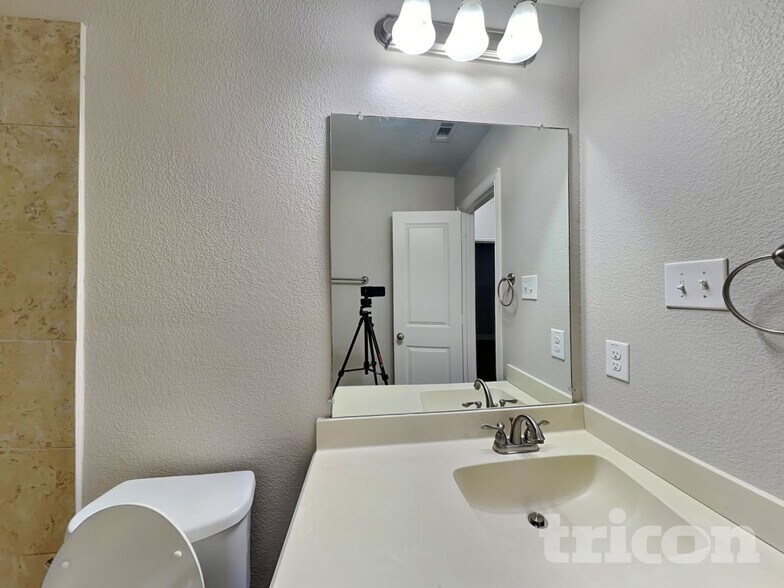 Building Photo - 1608 Cowtown Dr