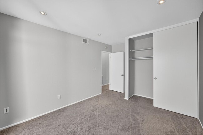 Building Photo - Gorgeous 2 bed/bath Condo in Long Beach