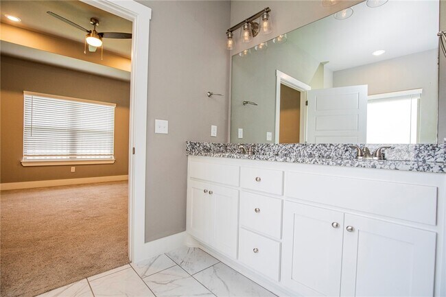Building Photo - 2659 N Justin Dr