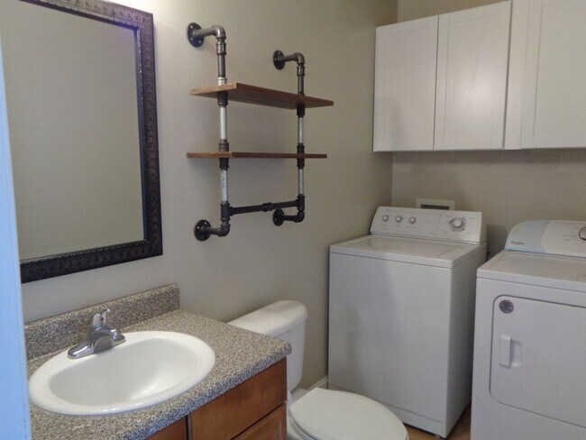 Building Photo - Great Location / Close to Hwy 85 & I-10