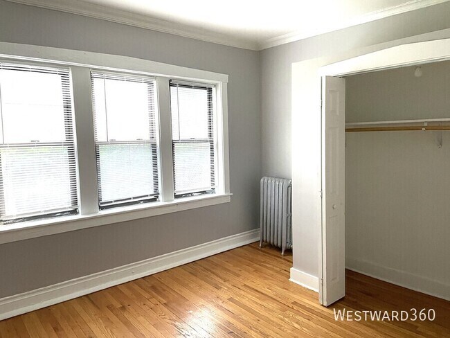 Building Photo - 2551 N Avers-2C