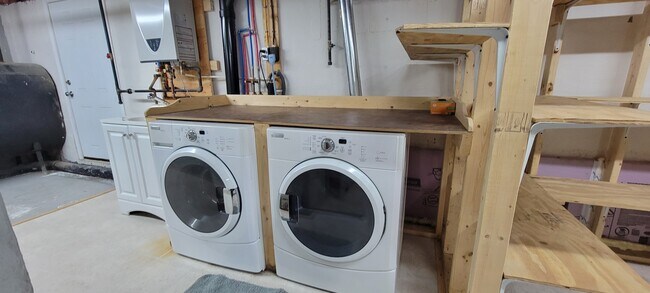 Laundry area w/ utility sink - 203 Buckley Blvd