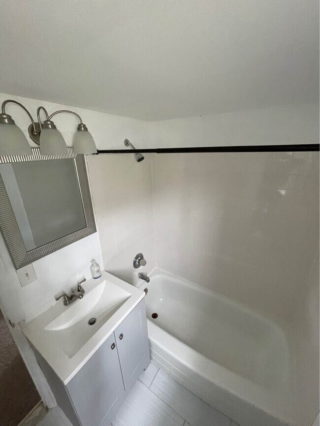 Building Photo - 563 Wilson Bridge Dr