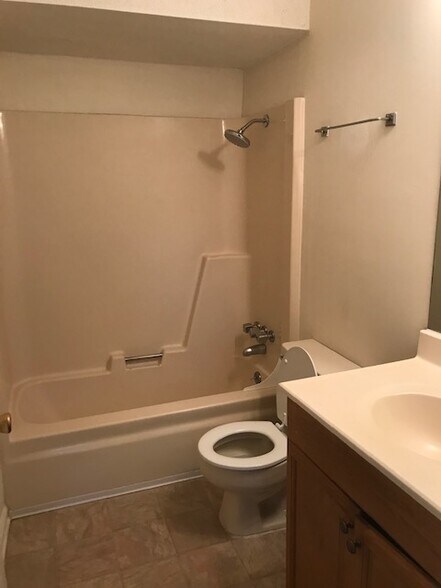 Full Bath - 1129 Leaf Ave