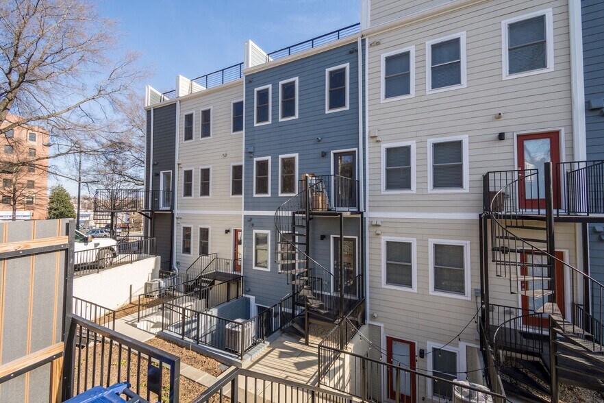 Building Photo - 2122 3rd St NE