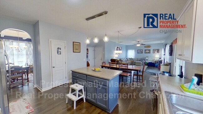 Building Photo - Spacious Executive Home on Friendly Cul-de...