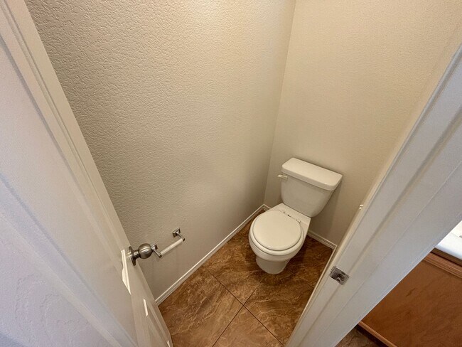 Building Photo - Beautiful 5Bed/2.5Bath/2Car home located near Seven Hills