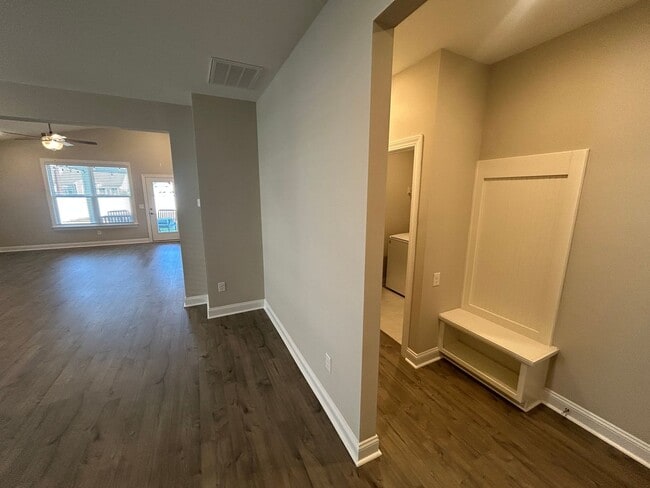 Building Photo - 585 Oyster Dr