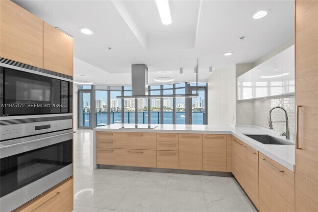 Building Photo - 17301 Biscayne Blvd