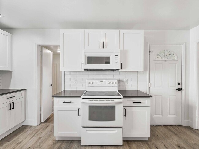 Building Photo - AVAILABLE OCT 1st! Don't miss this RENOVATED 2 bedroom in Penn Hills!