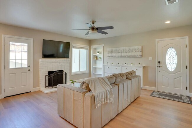 Building Photo - 3901 W Compton Ave