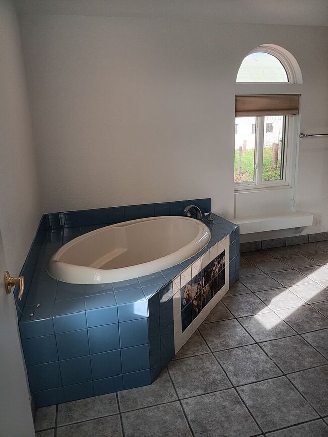 Building Photo - Country Living In The Independence Area Is...