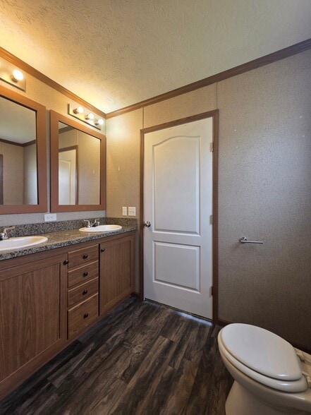 Building Photo - 429 Laurel Leah