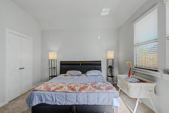 Building Photo - Experience Princeton Lifestyle