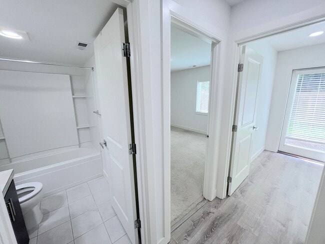 Building Photo - Spacious 4-Bedroom/3.5-Bathroom Townhome i...