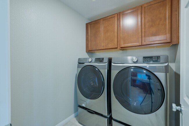 Building Photo - Mountains Edge!! Gated!!  4 bedrooms!! Primary Bedroom and bath down Stairs!! 2 Primary bedrooms!...