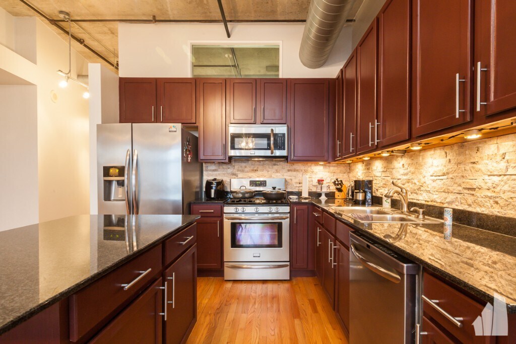 Building Photo - 933 W Van Buren St