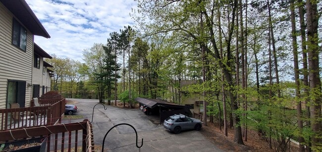 Building Photo - Maplewood Hills 2 Bedroom End Unit Townhome