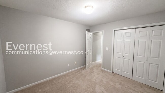 Building Photo - 5 Bed, 3 Bath Home with Fenced Yard & Garage / Pet-Friendly / Available Now!