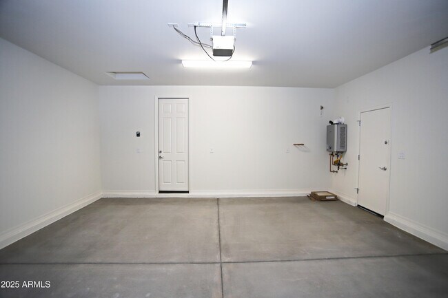 Building Photo - 935 W Finch Dr
