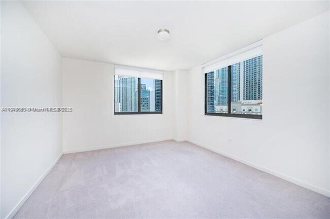 Building Photo - 999 SW 1st Ave