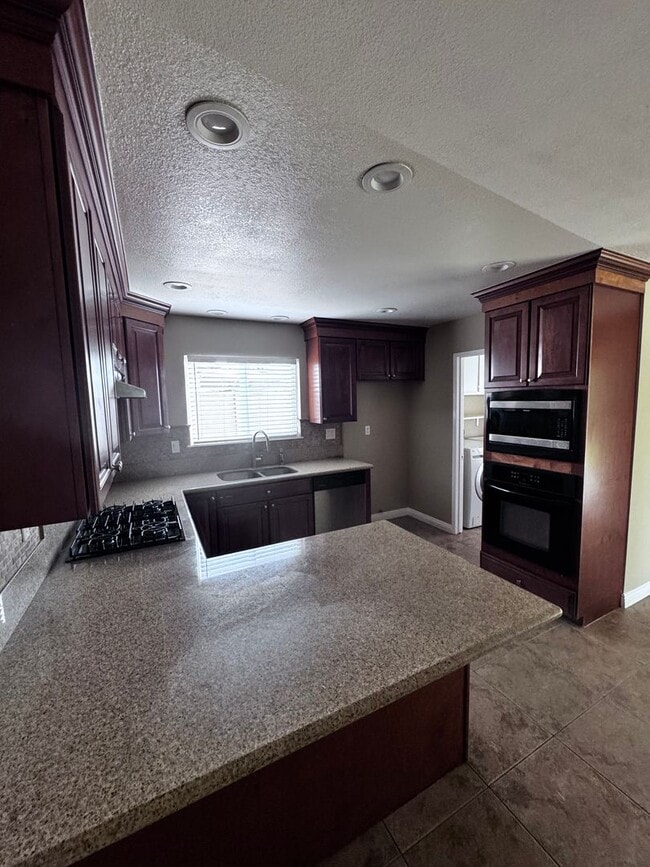 Building Photo - Beautiful 4 bed 2 baths house in a great a...